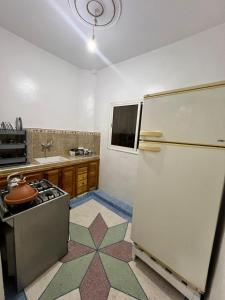 Kuchyň nebo kuchyňský kout v ubytování Au centre de la ville pour les familles seulement