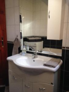 a bathroom with a sink and a microwave at Daja Ház in Hévíz