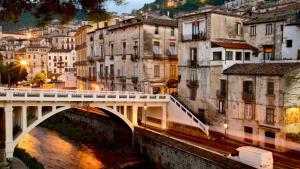 Un puente sobre un río en una ciudad con edificios. en Boutique Suites - Palazzo Crati 1800, en Cosenza