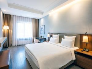 Postel nebo postele na pokoji v ubytování CityLife Boutique Hotel + 8 fotografií