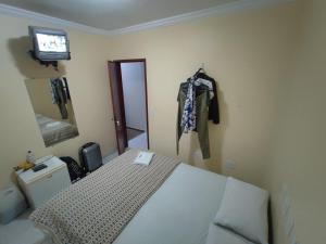a bedroom with a bed and a tv on the wall at Hotel Abada in Brasília