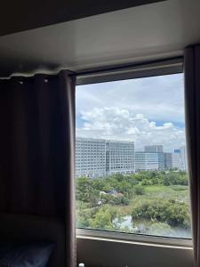 een uitzicht op de stad vanuit een raam in een trein bij Urban solace iloilo in Iloilo City