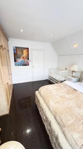 Postel nebo postele na pokoji v ubytování Luxurious West London Retreat With Hot Tubs Easy Access to Central London
