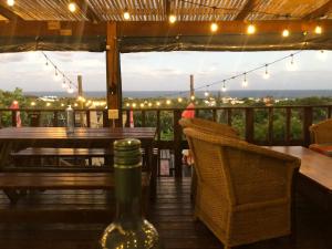 stół i krzesła na tarasie z oświetleniem w obiekcie Moz Inn - Coconut View Resort w mieście Lopes