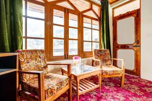 Posezení v ubytování Hotel O by OYO New Sun N Snow