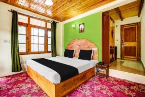 a bedroom with a large bed in a room at Hotel O New Sun N Snow in Manāli