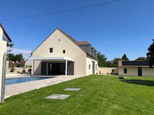 a house with a large yard with a swimming pool at Les Hôtes des Maillets in Les Maillys +16 photos