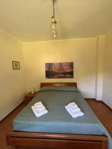 a bedroom with a bed with two towels on it at Casa Altobelli in Borgo San Pietro