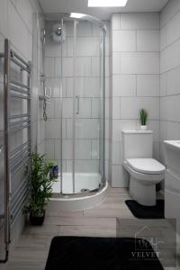 Ένα μπάνιο στο Cheerful 1-bedroom home with free parking, WiFi +31 φωτογραφίες