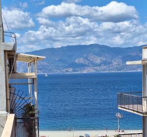 a view of the ocean from a building at Stilla Chjara in Reggio di Calabria