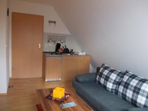 ein Wohnzimmer mit einem Sofa und einem Tisch in der Unterkunft Ferienwohnung auf Rügen ganz oben in Putgarten