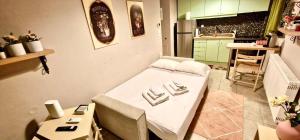 Cette petite chambre comprend un lit et une cuisine. dans l'établissement A Little Cosy Family Apartment, à Alexandroúpolis 6 autres photos
