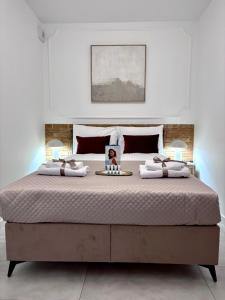 a bedroom with a large bed with a picture on it at Apartament WHITE GLOVE Parkya gold in Olsztyn