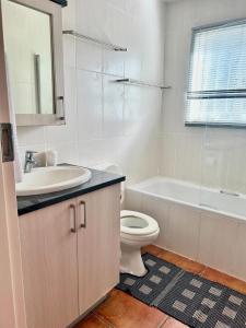 Et badeværelse på The Urban Dessert "Comfort and Convenience Merged"