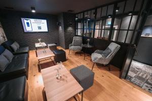 una vista aérea de un restaurante con mesa y sillas en Coffee Fellows Hotel Puchheim, en Puchheim