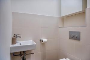 Fotografie z fotogalerie ubytování Bedroom 3 - Spacious and Bright - COLIVING v destinaci Ferney-Voltaire