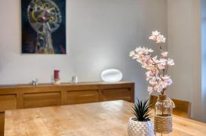 Fotografie z fotogalerie ubytování Bedroom 3 - Spacious and Bright - COLIVING v destinaci Ferney-Voltaire