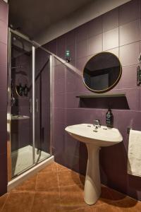 a bathroom with a sink and a shower at Il Ciocco Cottages in Castelvecchio Pascoli