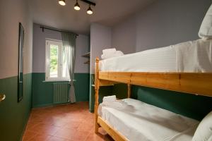 two bunk beds in a room with a window at Il Ciocco Cottages in Castelvecchio Pascoli