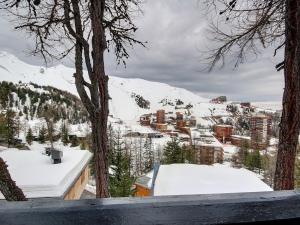 desde el balcón de un complejo en la nieve en Chalet rénové au pied des pistes avec balcon et cheminée - FR-1-455-231, en La Plagne Tarentaise