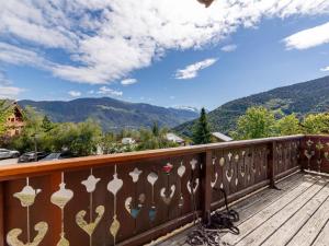 uma varanda com vista para as montanhas em Appartement chaleureux 4 pièces, 6 pers, terrasse sud, Méribel - FR-1-411-975 em Les Allues