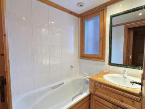 ein Badezimmer mit Badewanne und Waschbecken in der Unterkunft Charmant 3 pièces à Méribel, 5 pers, balcon, WIFI, garage - FR-1-411-969 in Les Allues + 7 Fotos