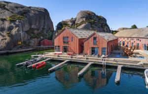 un edificio en el agua con barcos dentro en Awesome Home In Søgne With Wifi, en Søgne 31 fotos más