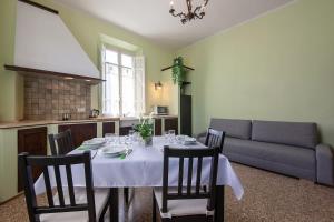 Un comedor con una mesa y un sofá. en B&G Menconi Edera, en Castelfranco di Sotto