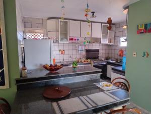 una cucina con mobili bianchi e un piano di lavoro di Apartamento a Luis Correia