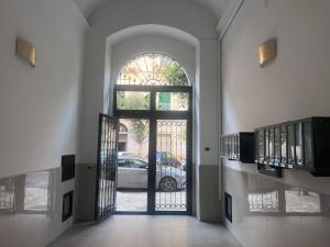 a hallway with a door leading to a car at Dimora Altea in Taranto