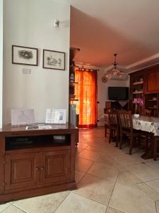 a kitchen and dining room with a table and chairs at Villa Orsa Maggiore - a pochi passi dal mare in Cozze