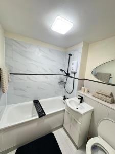 Ένα μπάνιο στο C&S Luxe - Work & Explore - London, Greenwich, 02 arena, Nature views, Free Parking & Park retreat perfect for Long stays