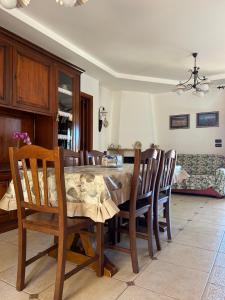 a dining room with a table and chairs at Villa Orsa Maggiore - a pochi passi dal mare in Cozze