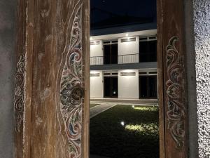 ein Spiegel an einer Tür mit einem Gebäude im Hintergrund in der Unterkunft Casa Nika Kerobokan in Kerobokan + 4 Fotos