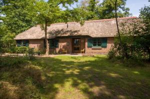 an old brick house with a grass roof at Hostel Landgoed de Kalenberg in Barchem