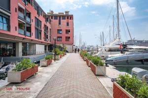 une passerelle à côté d'un port de plaisance avec des bateaux dans l'établissement SOPRA il MARE con KATE, à Gênes