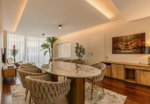 a living room with a table and chairs at Lux City Center-2Bed & Free Park CH in Bicas