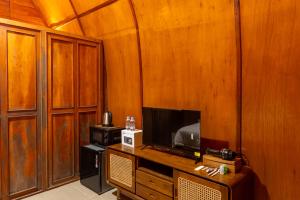 TV a/nebo společenská místnost v ubytování villa lumbung by adis villa, Cozy Wooden Stay, Shared pool