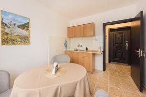 a kitchen and a table in a room at Kiwi Apartment in Veliko Tŭrnovo