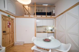 リスボンにあるFeel Alfama Apartmentの小さなキッチン(白いテーブル、白い椅子付)