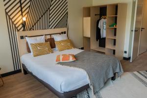 贡比涅Cowool Compiègne的一间带大床和衣柜的卧室