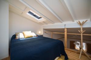 una camera con letto blu di Feel Alfama Apartment a Lisbona