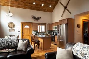 Η κουζίνα ή μικρή κουζίνα στο Secluded Fully Stocked Family Friendly Cabin