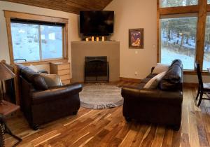 Χώρος καθιστικού στο Secluded Fully Stocked Family Friendly Cabin
