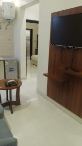 a living room with a tv and a coffee table at فرس أبها حي الموظفين شارع البديع in Abha