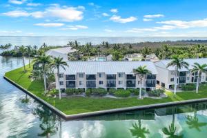 Una vista aérea de un edificio con palmeras y el agua. en Marina Villa 705, en Captiva