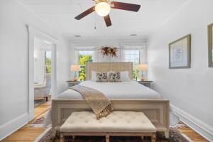 une chambre avec un lit avec un ventilateur de plafond dans l'établissement Steeles Tavern Manor Bed and Breakfast, à Steeles Tavern 41 autres photos