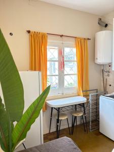 a small kitchen with a table and a window at Casa verde in Cañada Rosquín