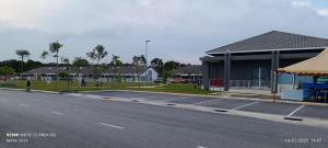 un bâtiment avec une tente sur le côté d'une rue dans l'établissement MAFA d' HOMESTAY, à Kuantan