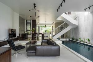 sala de estar con piscina al lado de una casa en ZENVIRA POOL VILLA - Beach & Garden Retreat, en Nha Trang 9 fotos más